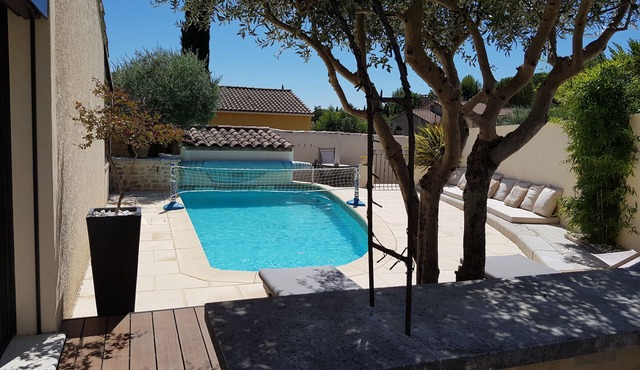 Villa with pool at the foot of the Luberon