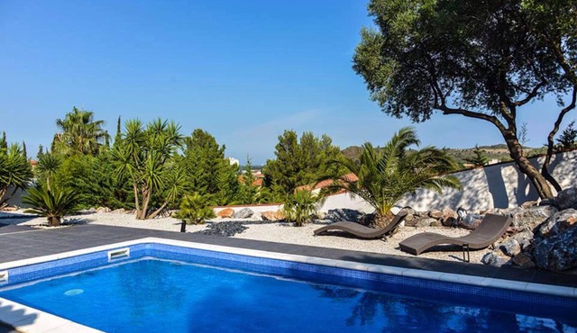 Villa with pool between sea and mountains with panoramic views