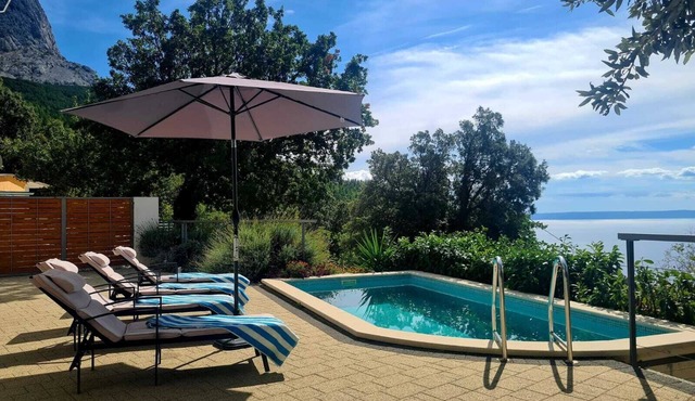 Villa with pool, barbecue , patio , quiet location , families welcome