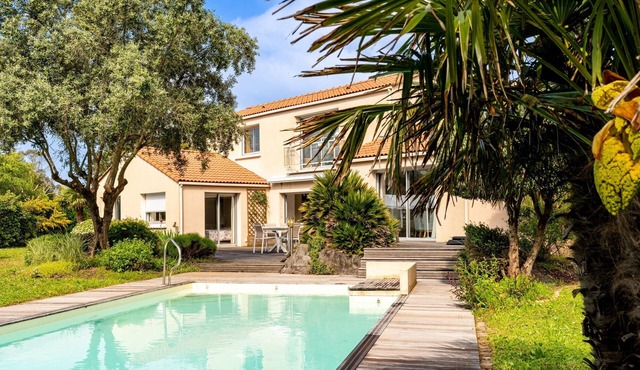 Villa with Pool – Beach 400 m Away