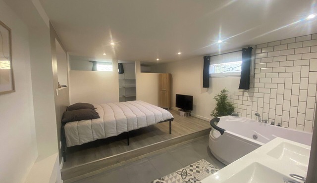 Villa with pool between land and sea