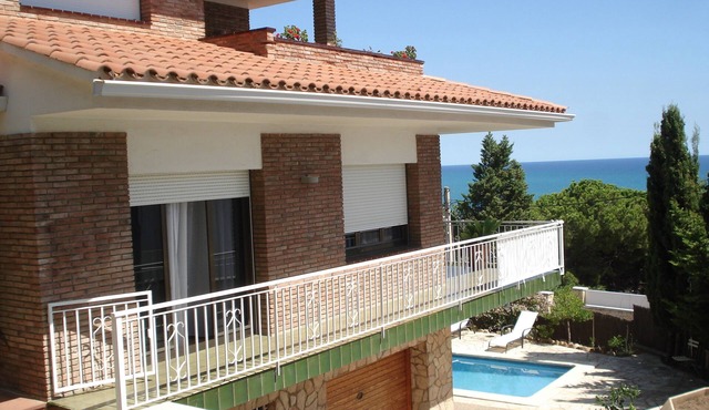VILLA WITH POOL, CLOSE TO THE BEACH, AND FANTASTIC SEA VIEWS.