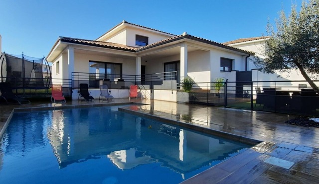 Villa with pool close to the beach
