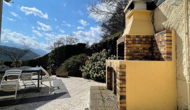 Villa with pool facing the mountains