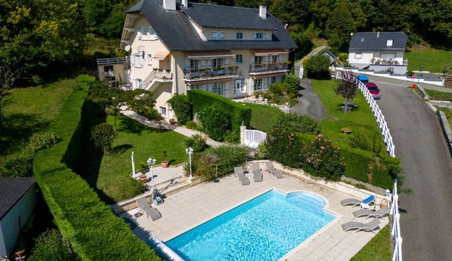 Villa with pool facing the mountains