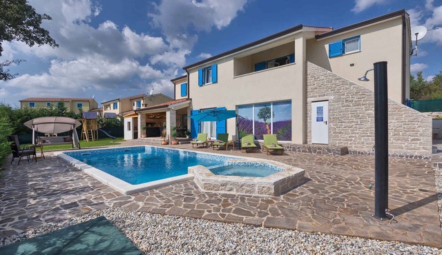 Villa with pool for 11 people