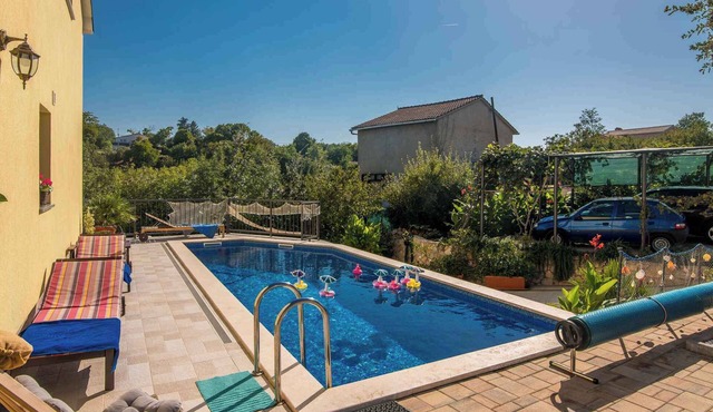 Villa with pool for 6 people