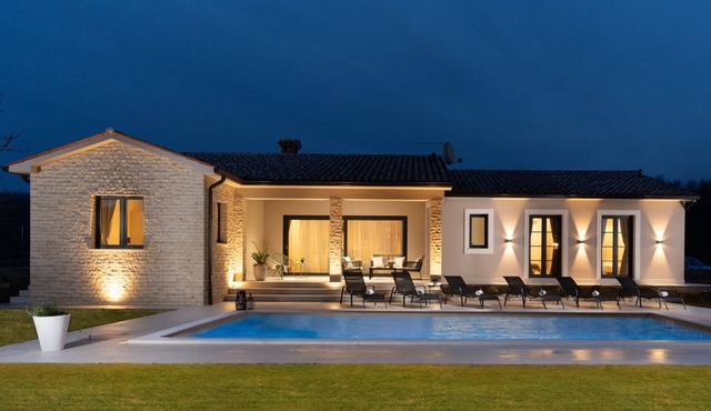 Villa with pool for 8 on the east coast of Istria