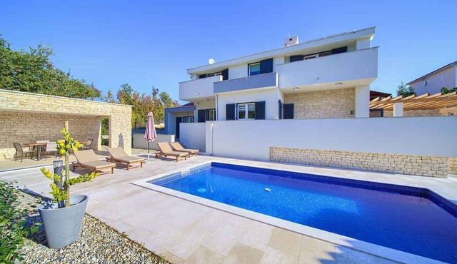 Villa with pool for 8 people