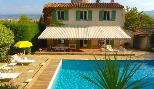 Villa with pool for 8 to 10 near the sea