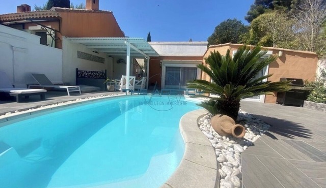 Villa with pool 200 m from the beach