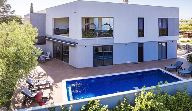 Villa with Pool, Game Room, Garden