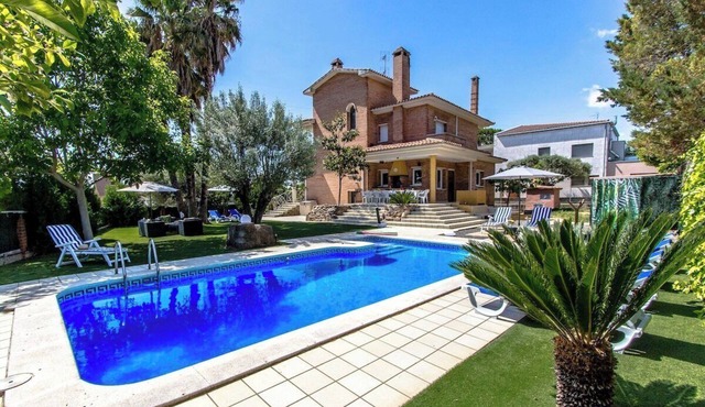 Villa with pool, garden & billiards near Barcelona