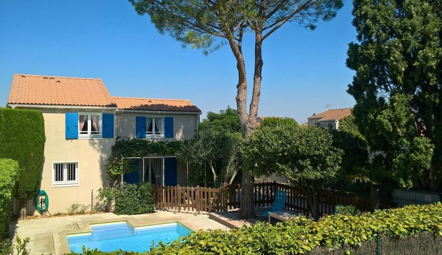 VILLA WITH POOL, GARDEN SHADE - NEAR AVIGNON - 6 PEOPLE