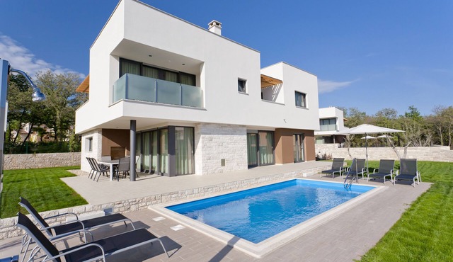 Villa with pool, in a quiet area, only 400 m from the beach
