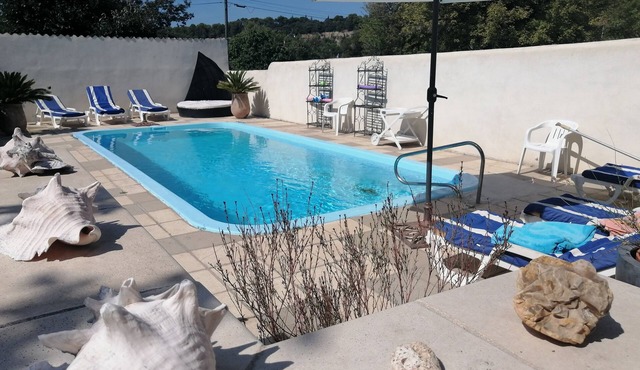 Villa with pool in a quiet area 1 km from the city center of orange.