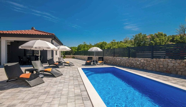 Villa with pool in a quiet location