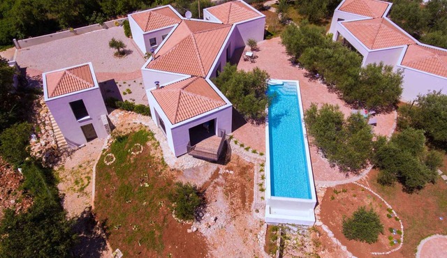 Villa with pool in an authentic natural environment
