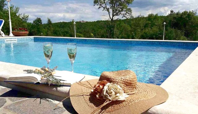 Villa with pool in quiet location