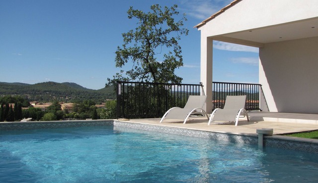 Villa with pool in the center of Green Provence