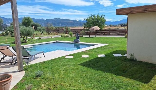 Villa with pool in the heart of Provence, Pets welcome