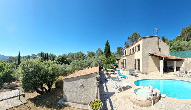 Villa with pool in the heart of olive groves