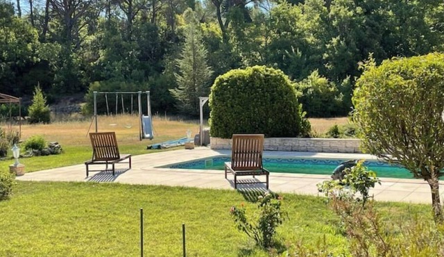 Villa with pool in the heart of green Provence