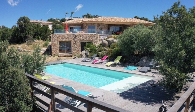 Villa with pool in the heart of the rocks