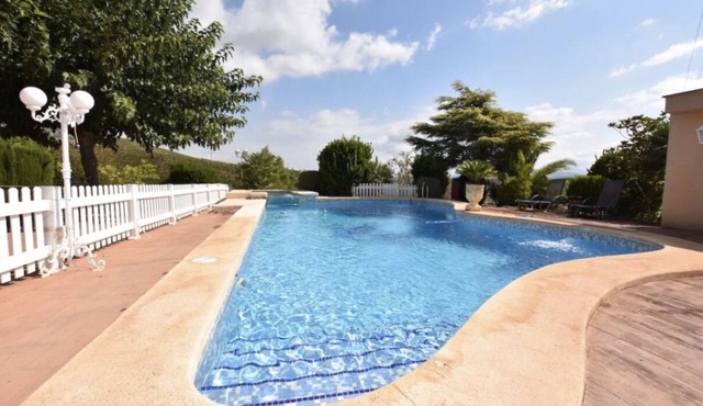 Villa with pool, jacuzzi, free Wi-Fi and barbecue 40 minutes from the beach