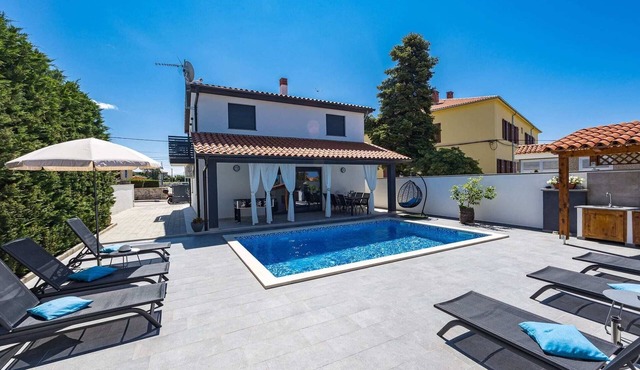 Villa with Pool, Jacuzzi, Table Tennis