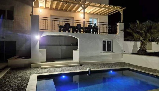Villa with pool, jacuzzi + gym