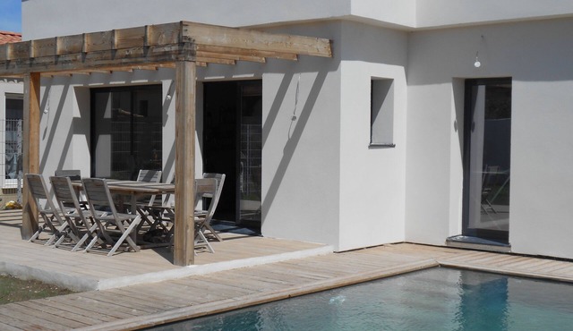 Villa with pool near Avignon