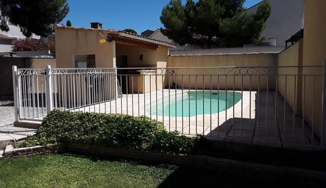 villa with pool near AVIGNON