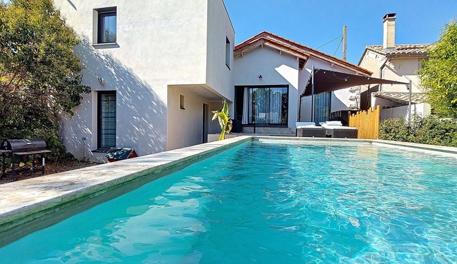 Villa with pool near the historic center