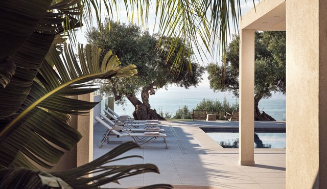 Villa with pool on the edge of the hill