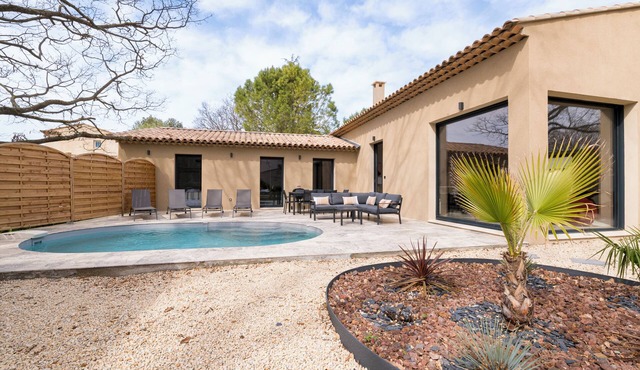 Villa with pool, outdoor bar and balinese bed