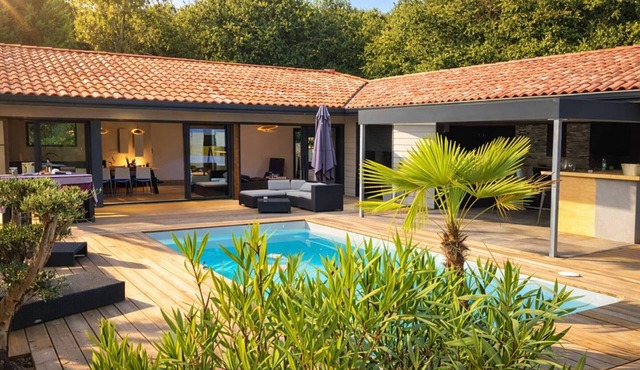 Villa with pool, pets welcome - 6 guests