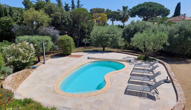 Villa with pool, sandy beach 300 m away, Gulf of Saint-Tropez, Sainte-Maxime