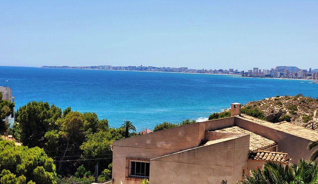 Villa with pool, sea views, wifi and Air-co.