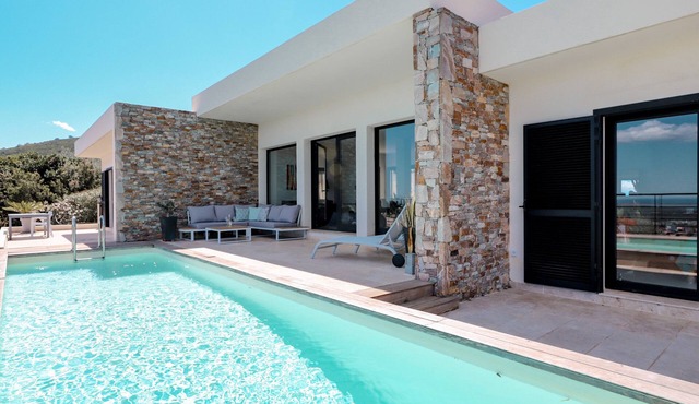 Villa with pool, sea view