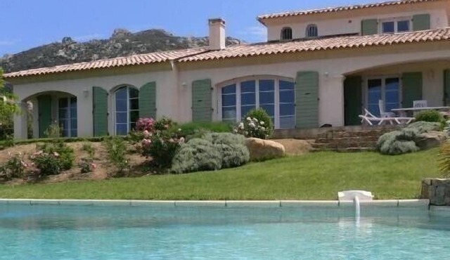 Villa with pool, sea view, sleeps 6, tastefully decorated