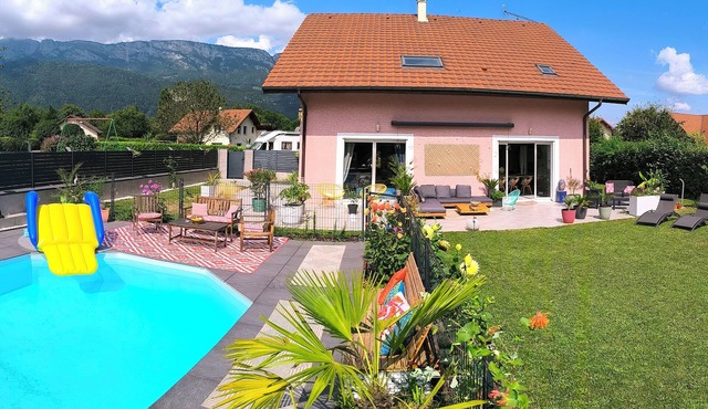 Villa with pool sleeps 14