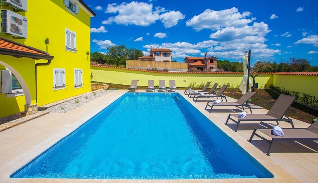 Villa with pool, summer kitchen and fenced yard for 17 persons near Porec