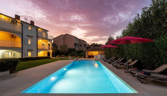 Villa with pool, up to 12 people,6 bedrooms, close to the beach, garden, parking