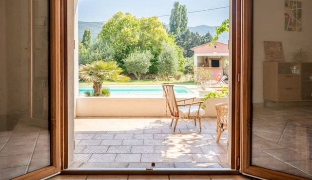 Villa with pool, very quiet