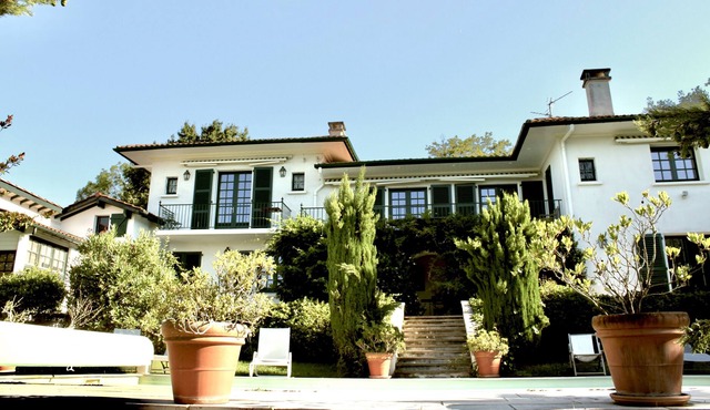 Villa with pool, views of the ocean and the Pyrenees range