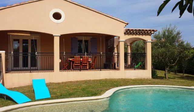 Villa with private pool, quiet and not overlooked near Avignon