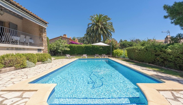 Villa with private heated pool, 4 min walk from the beach and the centre