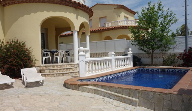 Villa with private pool for 7 people, 4000m from the beach, private pool