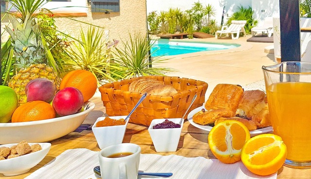 Villa with private Pool & garden. 800 m from Beach